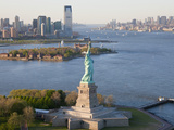 Statue of Liberty (Jersey City, Hudson River, Ellis Island and Manhattan Behind), New York, USA Photographie par Peter Adams