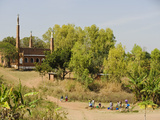 Malawi, Women Draw Water from a Well in Front of a Mosque in Central Malawi Photographie par John Warburton-lee