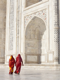 Taj Mahal, UNESCO World Heritage Site, Women in Colourful Saris, Agra, Uttar Pradesh State, India,  Photographie par Gavin Hellier