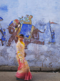 Woman Passing Mural, Bundi, Rajasthan, India Photographie par Ian Trower