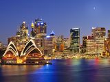 Australia, New South Wales, Sydney, Sydney Opera House, City Skyline at Dusk Photographie par Shaun Egan
