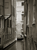 Canal in Venice, Italy Photographie par Jon Arnold