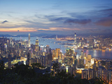 Hong Kong Island and Kowloon Skylines at Sunset, Hong Kong, China Photographie par Ian Trower
