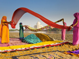 Taj Mahal, UNESCO World Heritage Site, across Yamuna River, Women Drying Colourful Saris, Agra, Utt Photographie par Gavin Hellier