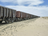 Iron Ore Train across the Sahara Desert to Nouadhibou, Mauritania Photographie par Gary Cook
