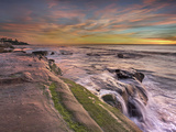 The Wave Eroded Sandstone Rocks on the Coast of La Jolla Near San Diego, California, USA at Sunset Photographie par Patrick Smith
