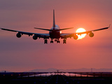 Boeing 747 atterrissant au coucher du soleil, aéroport international de Vancouver, Colombie-Britannique, Canada Photographie par David Nunuk