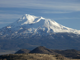 Mt Shasta, Dormant Stratovolcano in Northern California, Showing at Least Three of the Four Impressão fotográfica por Marli Miller Mt Shasta, Dormant Stratovolcano in Northern California, Showing at Least Three of the Four Impressão fotográfica por Marli Miller