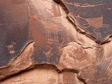 Petroglyphs on Sandstone with Desert Varnish, Monument Valley Tribal Park, Utah, USA Photographie par Gustav Verderber