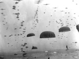 WWII Parachutes over Holland Lámina fotográfica por Anonymous WWII Parachutes over Holland Lámina fotográfica por Anonymous