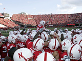 University of Nebraska - Nebraska Cornhuskers Football Huddle Fotografisk tryk University of Nebraska - Nebraska Cornhuskers Football Huddle Fotografisk tryk