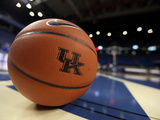 University of Kentucky - Kentucky Basketball Sits on the Court Photographic Print