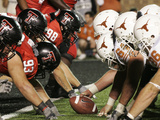 Texas Tech University - Red Raiders Go Head to Head with the Longhorns Fotografisk tryk af Norvelle Kennedy Texas Tech University - Red Raiders Go Head to Head with the Longhorns Fotografisk tryk af Norvelle Kennedy