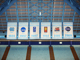 University of North Carolina - Dean Smith Center Championship Banner Wall Mural Fotografisk tryk University of North Carolina - Dean Smith Center Championship Banner Wall Mural Fotografisk tryk