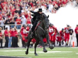 Texas Tech University - Texas Tech Tradition: the Masked Rider Fotografisk tryk af Michael Strong Texas Tech University - Texas Tech Tradition: the Masked Rider Fotografisk tryk af Michael Strong