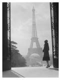 Woman looking toward Eiffel Tower Posters por H. Armstrong Roberts Woman looking toward Eiffel Tower Posters por H. Armstrong Roberts
