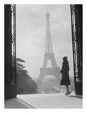 Woman looking toward Eiffel Tower Póster por H. Armstrong Roberts