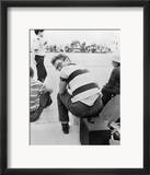 James Dean assis sur une valise et regardant par dessus son épaule Posters par Frank Worth