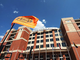 Oklahoma State University: OSU Flag Flys Outside Boone Pickens Stadium Fotografisk tryk Oklahoma State University: OSU Flag Flys Outside Boone Pickens Stadium Fotografisk tryk