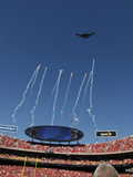 Kansas City Chiefs - Sept 9, 2012: Arrowhead Stadium Flyover Lámina fotográfica por Orlin Wagner Kansas City Chiefs - Sept 9, 2012: Arrowhead Stadium Flyover Lámina fotográfica por Orlin Wagner