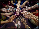 Pakistani Girls Show Their Hands Painted with Henna Ahead of the Muslim Festival of Eid-Al-Fitr Framed Canvas Transfer por Khalid Tanveer Pakistani Girls Show Their Hands Painted with Henna Ahead of the Muslim Festival of Eid-Al-Fitr Framed Canvas Transfer por Khalid Tanveer