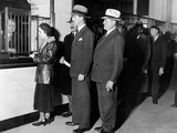 Detroit Workers Line Up at the New Chrysler Emergency Bank at Tellers Window Photographie