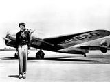 Amelia Earhart Standing in Front of the Lockheed Electra in Which She Disappeared in July 29, 1937 Photographie