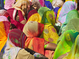 Women in Colorful Saris Gather Together, Jhalawar, Rajasthan, India Photographie par Keren Su