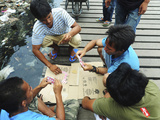 Men Playing Cards, Semporna, Borneo, Malaysia Photographie par Anthony Asael