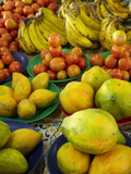 Pawpaw/Papaya, Tomatoes and Bananas, Sigatoka Produce Market, Coral Coast, Viti Levu, Fiji Lámina fotográfica por David Wall Pawpaw/Papaya, Tomatoes and Bananas, Sigatoka Produce Market, Coral Coast, Viti Levu, Fiji Lámina fotográfica por David Wall