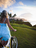 Woman Bike Riding, Makai Golf Course, Kauai, Hawaii, USA Photographie par Micah Wright