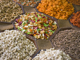 Selling Nuts and Dried Fruit at the Market, Dubai, United Arab Emirates Impressão fotográfica por Keren Su Selling Nuts and Dried Fruit at the Market, Dubai, United Arab Emirates Impressão fotográfica por Keren Su