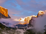 Sunset Colors the Classic Tunnel-View, El Capitan and Half Dome, Yosemite, California, USA Photographie par Tom Norring