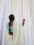 Woman Drying Cloth at Local Fabric Printing Workshop, Pali, Rajasthan, India Lámina fotográfica por Keren Su