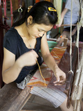 Weaver Working on Traditional Loom at Ock Pop Tok, Living Craft Centre, Ban Saylom, Laos Photographie par Lynn Gail