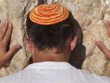 Close Up of Young Man with Bright Yarmulka Praying at Western Wall, Old City, Jerusalem, Israel Photographie par Eitan Simanor