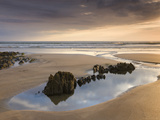 Rockpools on Sandy Coombesgate Beach at Low Tide, Woolacombe, Devon, England, United Kingdom Photographie par Adam Burton