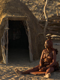 Himba Woman Grinding Rock into Powder, Purros Village, Kaokoland, Namibia Lámina fotográfica por Kim Walker