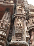 Carving of Woman on Vimana of 11th Century Rajarani Temple, Bhubaneshwar, India Photographie par Annie Owen