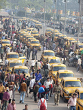 Yellow Kolkata Taxis and Commuters at Howrah Railway Station, Howrah, Kolkata (Calcutta), India Photographie par Annie Owen