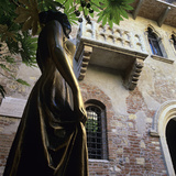 Juliet's Balcony and Statue, Verona, UNESCO World Heritage Site, Veneto, Italy, Europe Lámina fotográfica por Stuart Black
