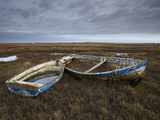 Two Old Boats on the Saltmarshes at Burnham Deepdale, Norfolk, England Lámina fotográfica por Jon Gibbs Two Old Boats on the Saltmarshes at Burnham Deepdale, Norfolk, England Lámina fotográfica por Jon Gibbs