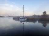 A Misty Morning in the Norfolk Broads at Horsey Mere, Norfolk, England, United Kingdom, Europe Lámina fotográfica por Jon Gibbs A Misty Morning in the Norfolk Broads at Horsey Mere, Norfolk, England, United Kingdom, Europe Lámina fotográfica por Jon Gibbs