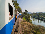 Tourists on a Train Ride on the Death Railway Along the River Kwai, Kanchanaburi, Thailand Fotografisk tryk af Matthew Williams-Ellis Tourists on a Train Ride on the Death Railway Along the River Kwai, Kanchanaburi, Thailand Fotografisk tryk af Matthew Williams-Ellis