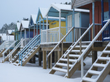 Beach Huts in the Snow at Wells Next the Sea, Norfolk, England Lámina fotográfica por Jon Gibbs Beach Huts in the Snow at Wells Next the Sea, Norfolk, England Lámina fotográfica por Jon Gibbs