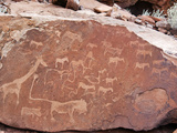 Petroglyphs or Rock Engravings, Twyfelfontein, UNESCO World Heritage Site, Damaraland, Namibia Photographie par Nico Tondini