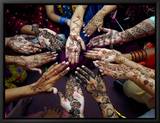 Jeunes filles pakistanaises montrant leurs mains décorées au henné pour le festival musulman de Eid-Al-Fitr Framed Canvas Transfer par Khalid Tanveer