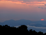 The Sun Sets Behind the Great Smoky Mountains, West of Fairview Photographie par Amy & Al White & Petteway