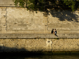 A Couple Sitting on the Bank of the Seine River Photographie par Keenpress 