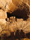 Ancient Navajo Cliff Dwellings in Canyon De Chelly Photographie par James Forte